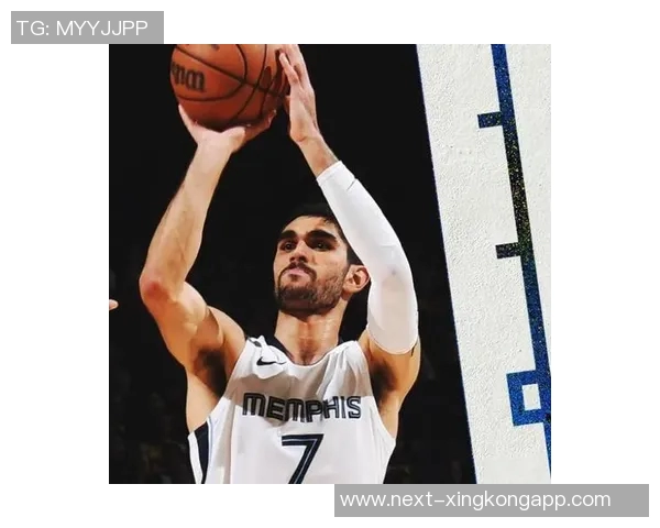 克莱上半场表现出色三分命中率高助球队稳住局势